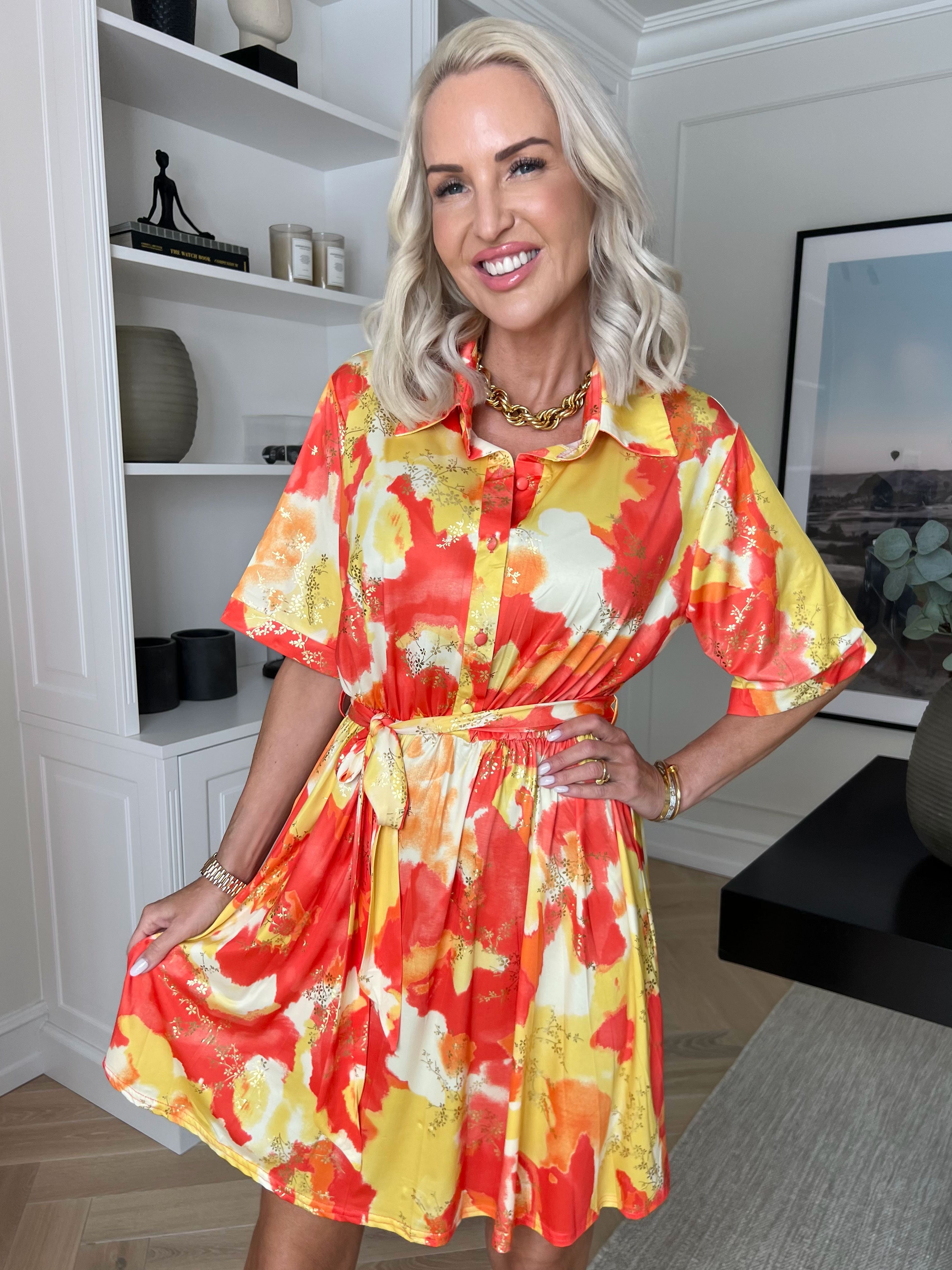 Cornelia - Elastisk kjole med skjortekrave og guldblade